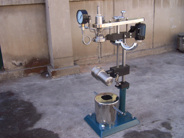 KCFD系列--快開卡環(huán)結(jié)構(gòu)-釜體下落、翻轉(zhuǎn)出料側(cè)面照片