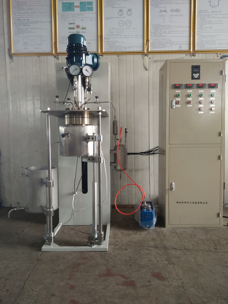 DFCF系列-釜體電動升降翻轉、加熱爐和水槽電動升降并可側移2